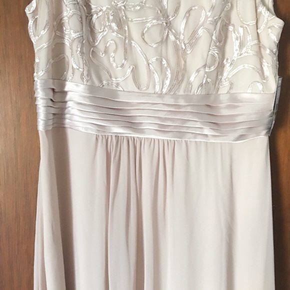 🎉 HP 6.9.18 🎉 Jessica Howard Embroidered Gown - Picture 3 of 8